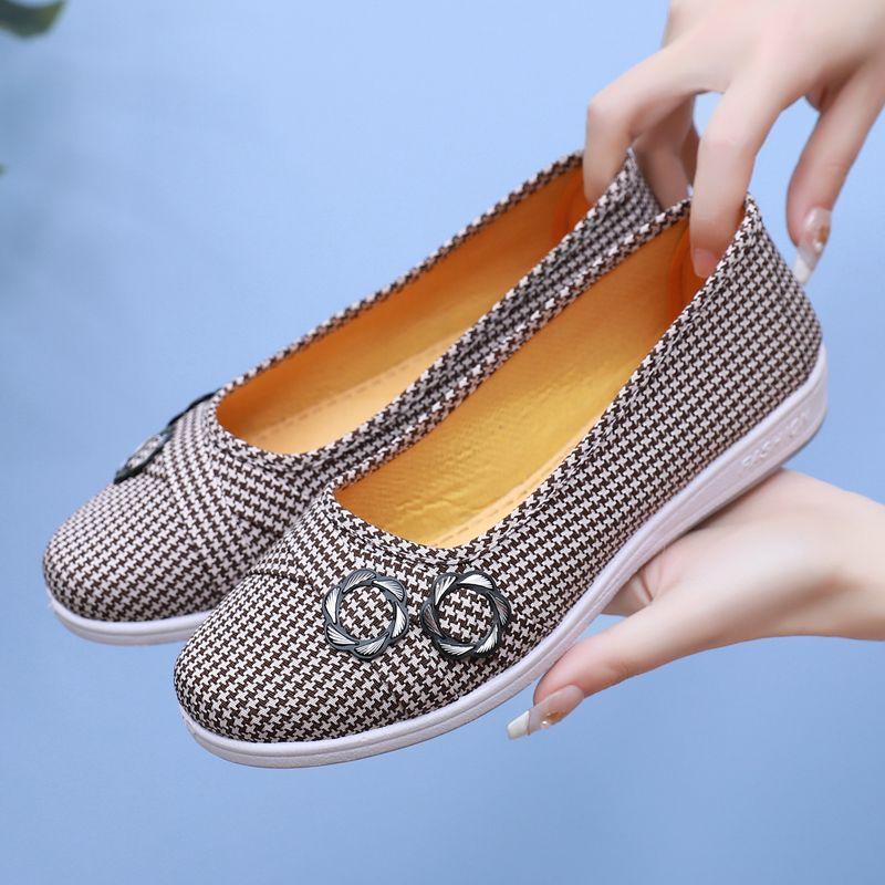 Vecchie scarpe di stoffa di Pechino Scarpe basse traspiranti per anziani e mezza età Scarpe antiscivolo da donna Vecchia signora pigra casual mamma scollata