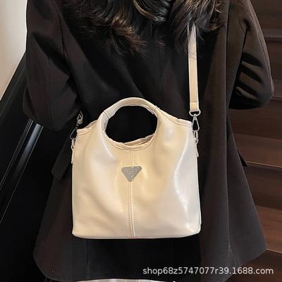 Popular Super Fire Hand Bag Women's 2025 New Fashion Versatile Shoulder Bag Commuter Premium Texture Bucket Bag