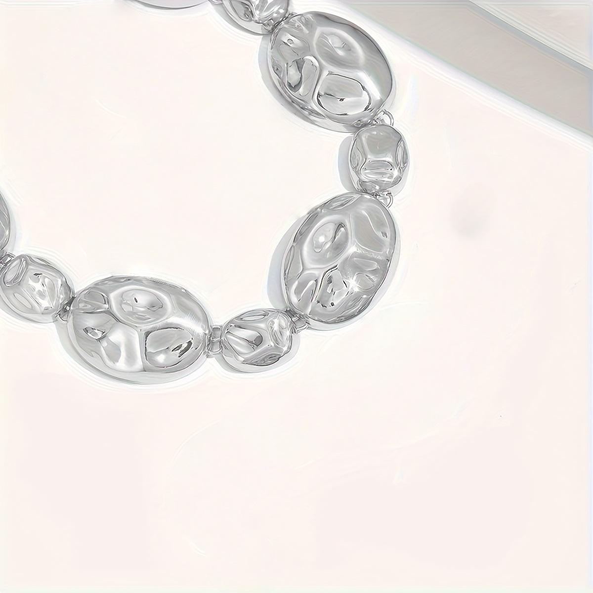 Элегантный овальный плиссированный ювелирный набор: Неправильной формы глянцевые серьги-подвески и ожерелье