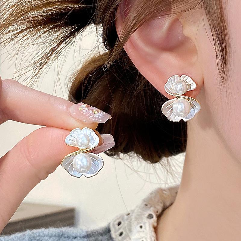 

Ginkgo biloba unique temperament atmospheric shell earrings simple flower explosion high sense women stud earrings light luxury earrings women