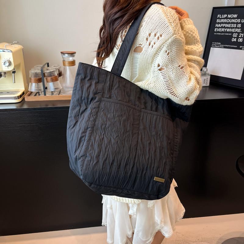 2025 summer new pleated shoulder bag simple and fashionable solid color bag commuting foreign style large capacity tote bag