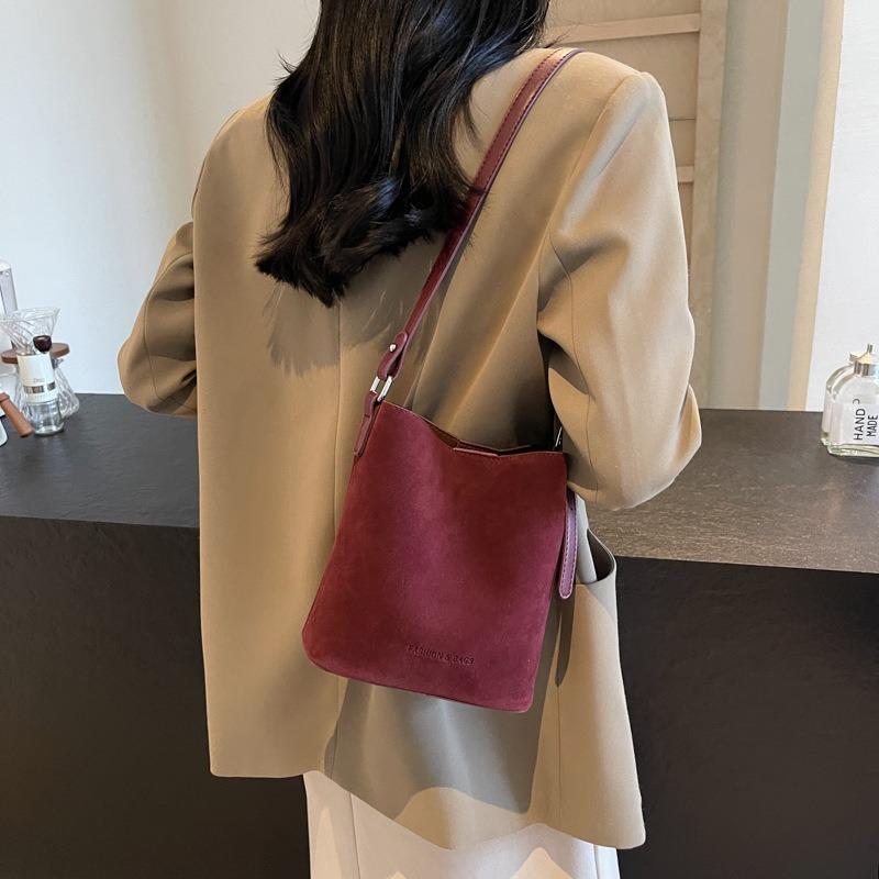 Autumn and winter retro armpit new commuter trend messenger bag large capacity shoulder fashion bucket bag