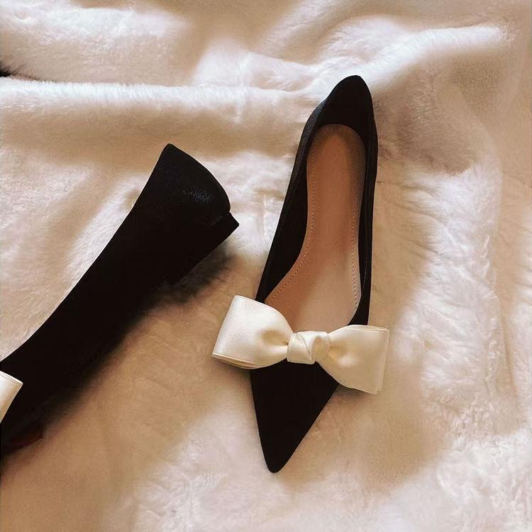 French gentle retro single shoes women's 2025 spring and autumn new popular thick heel pointed head shallow mouth small fragrant high heels