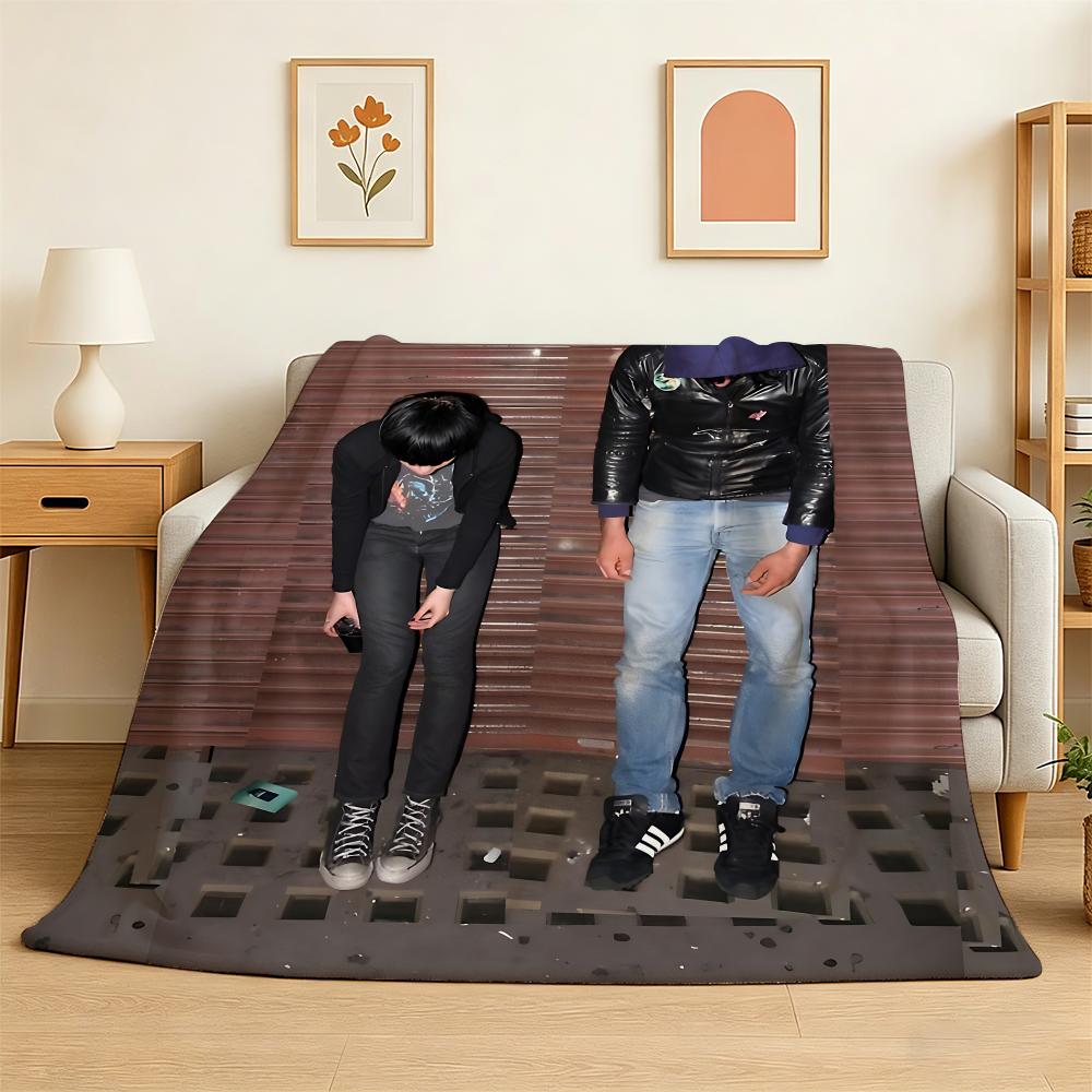 Band Crystal Castles Throw 240g Flannel Blanket Lightweight Soft Skin-friendly Summer Thin Throw Blanket 75X95CM