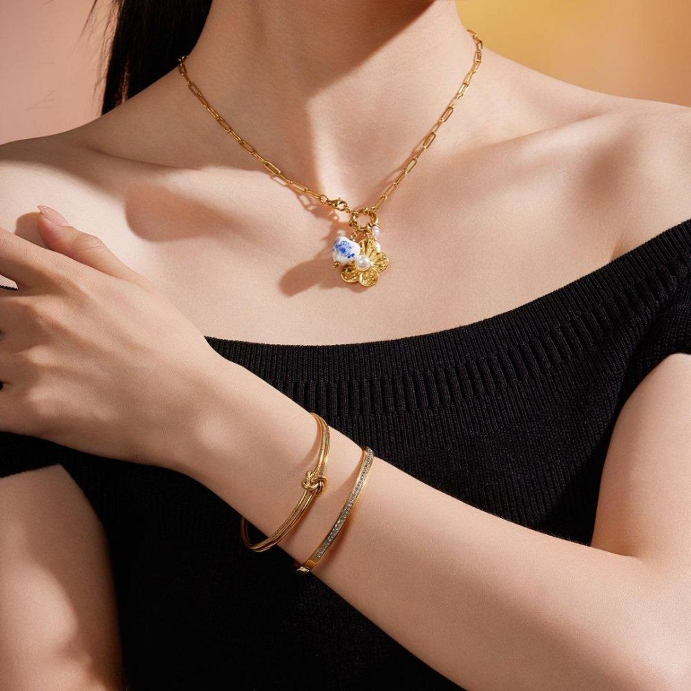 Fashion Personality Necklace High Sense Creative Flower Stainless Steel Temperament Necklace