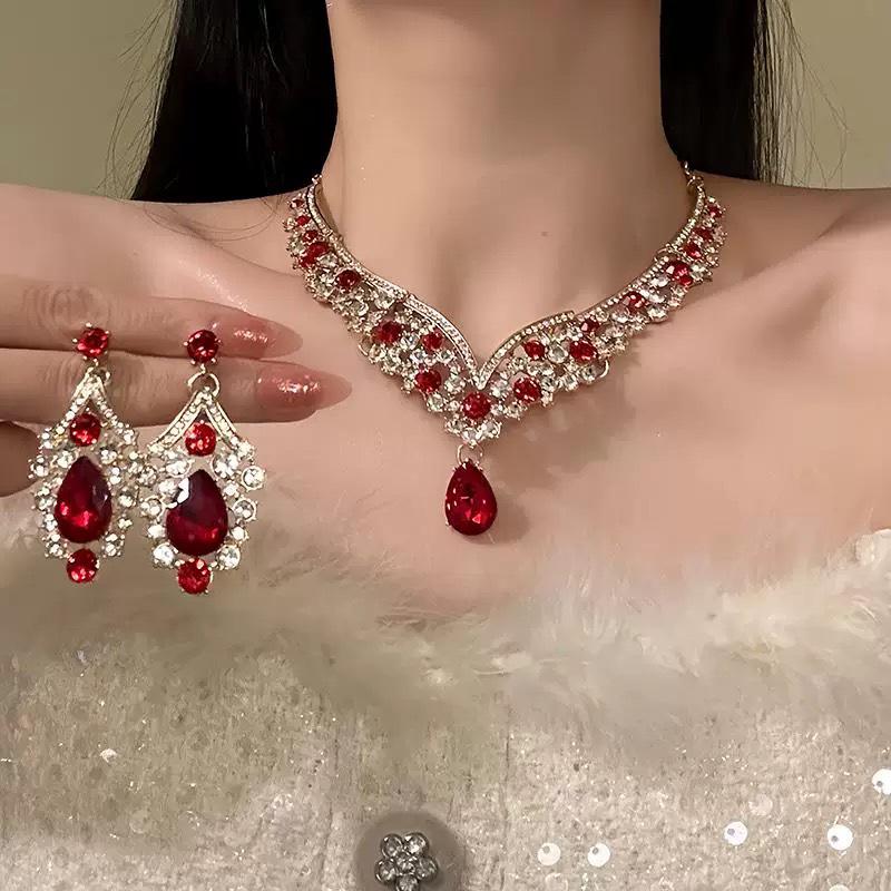 Sada náušnic a náhrdelníku Červený diamant ve tvaru kapky – Elegantní, univerzální šperky pro ženy