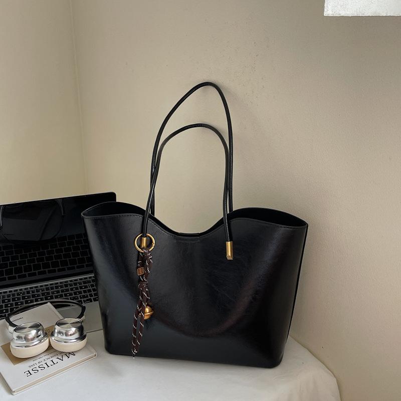 2025 New Versatile Women's Bags Niche High Sense Trend Commuter Women's Bags Fashion Retro Oilskin Tote Shoulder Bag