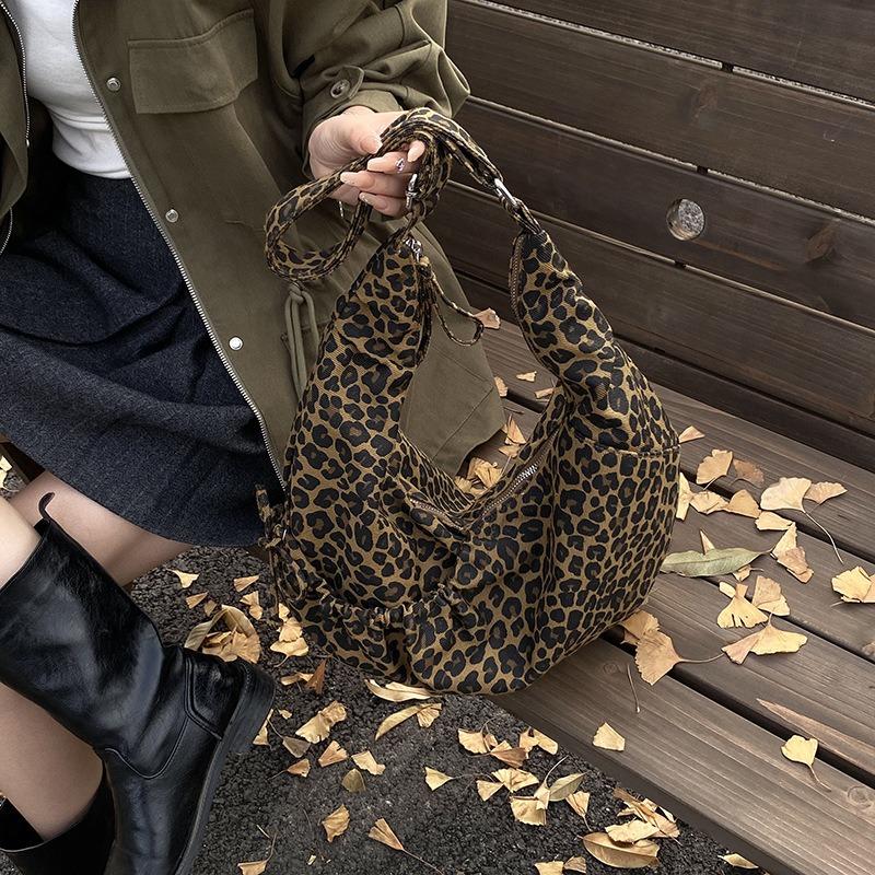 Winter new casual lazy leopard print tote bag women's student class versatile commuter messenger bag