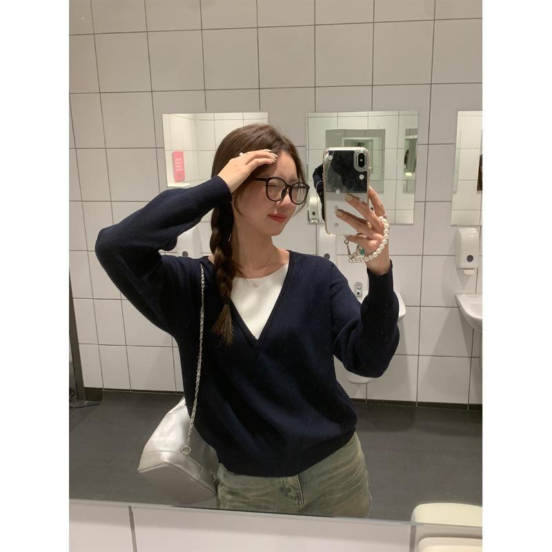 

Женская рубашка с V-образным вырезом темно-синего цвета из мягкой трикотажной ткани для зимнего отпуска. Два свободных свитера с рисунком внутри. One Size