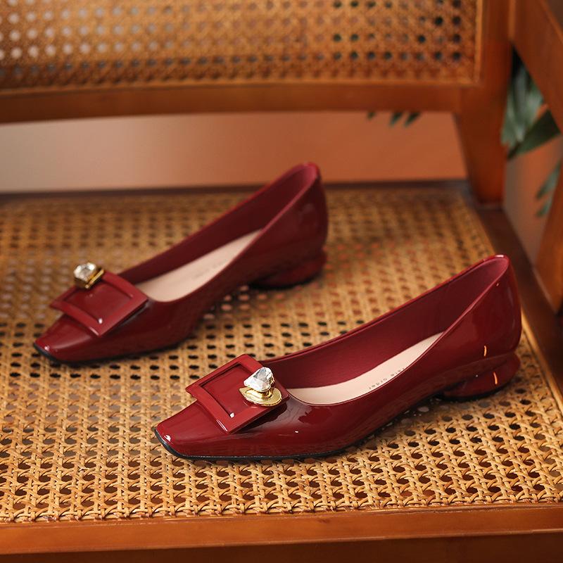 

Телесно-розовые элегантные темпераментные туфли-лодочки женские на плоской подошве с маленьким толстым каблуком, со стразами и квадратным носком, для улицы, весна и осень 34 бордовый