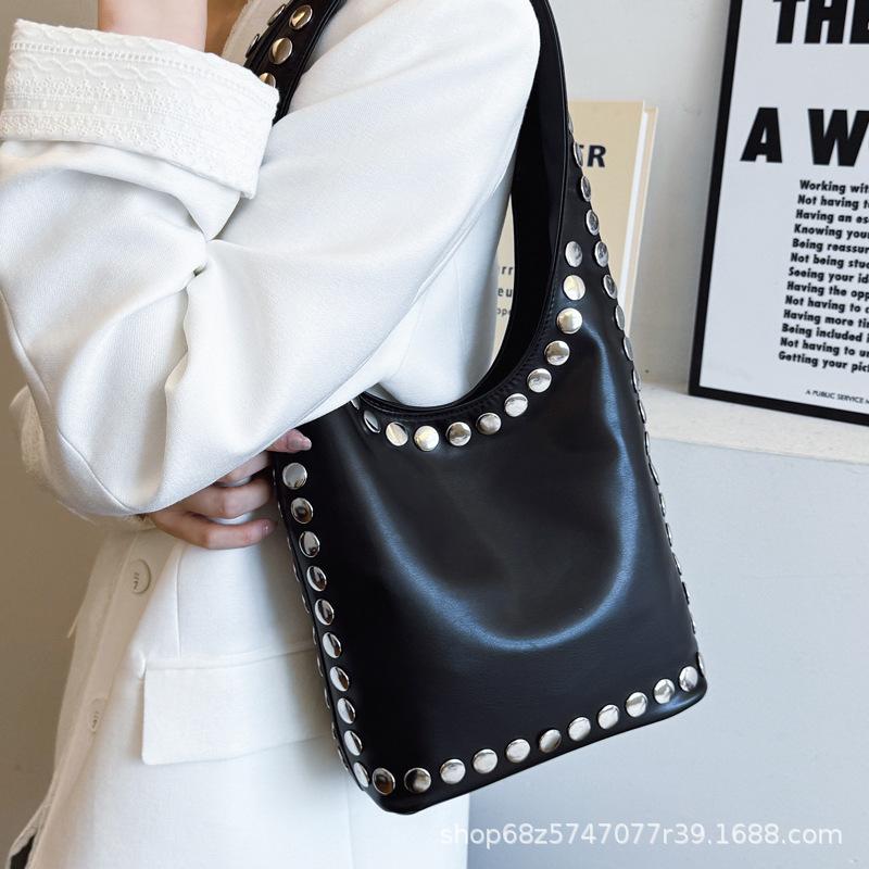 Premium Sense Bag Women 2025 New Punk Style Retro Casual Single Shoulder Underarm Rivet Tote Bag