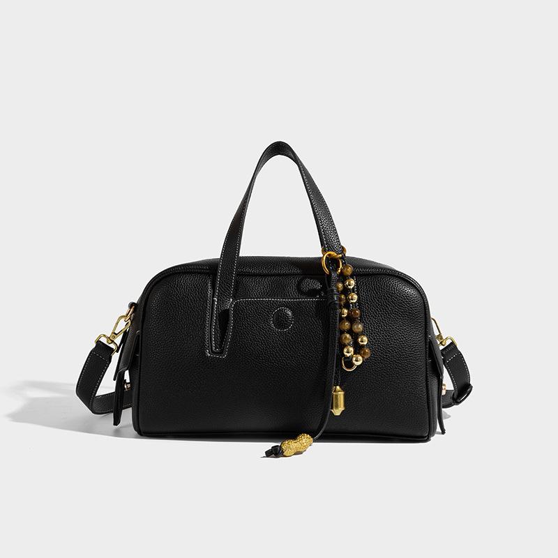 

2025 Summer New Fashion Versatile Large Capacity Handbag with a High-End Feel, Single Shoulder Crossbody Boston Pillow Bag Black（With Hanging Deco