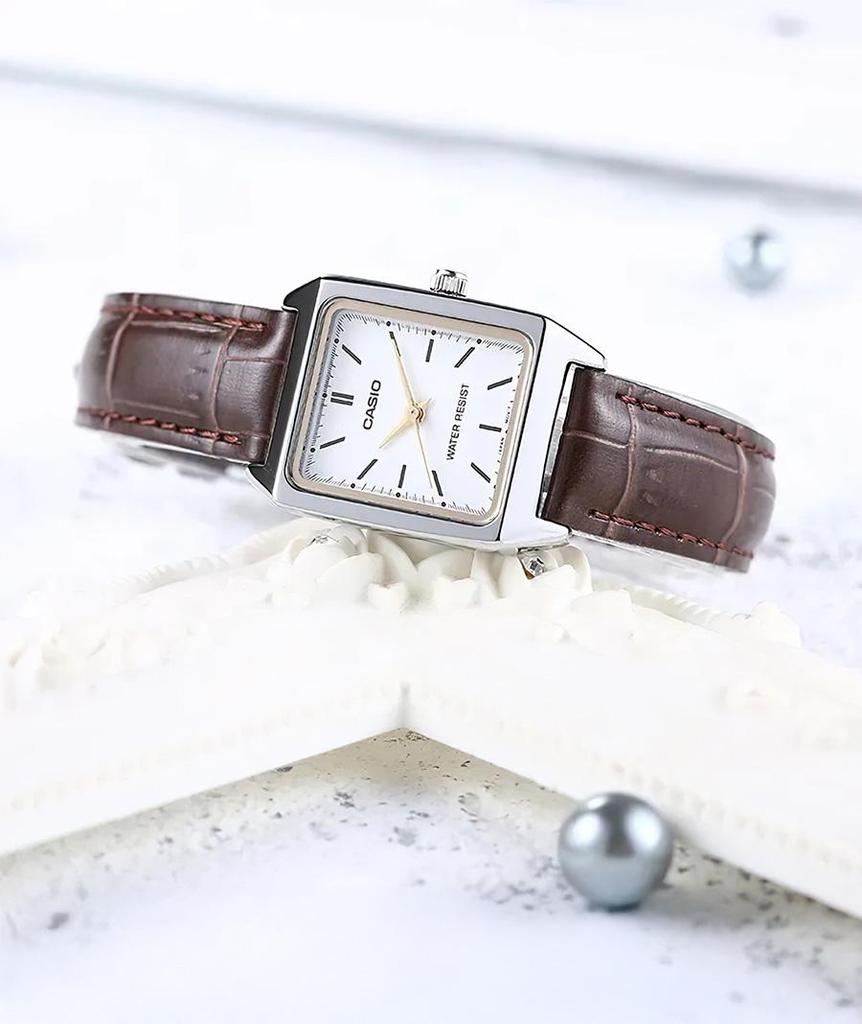 Casio Braunes Lederarmband, weißes Zifferblatt, Damenuhr mit Quarzwerk LTP-V007L-7E2