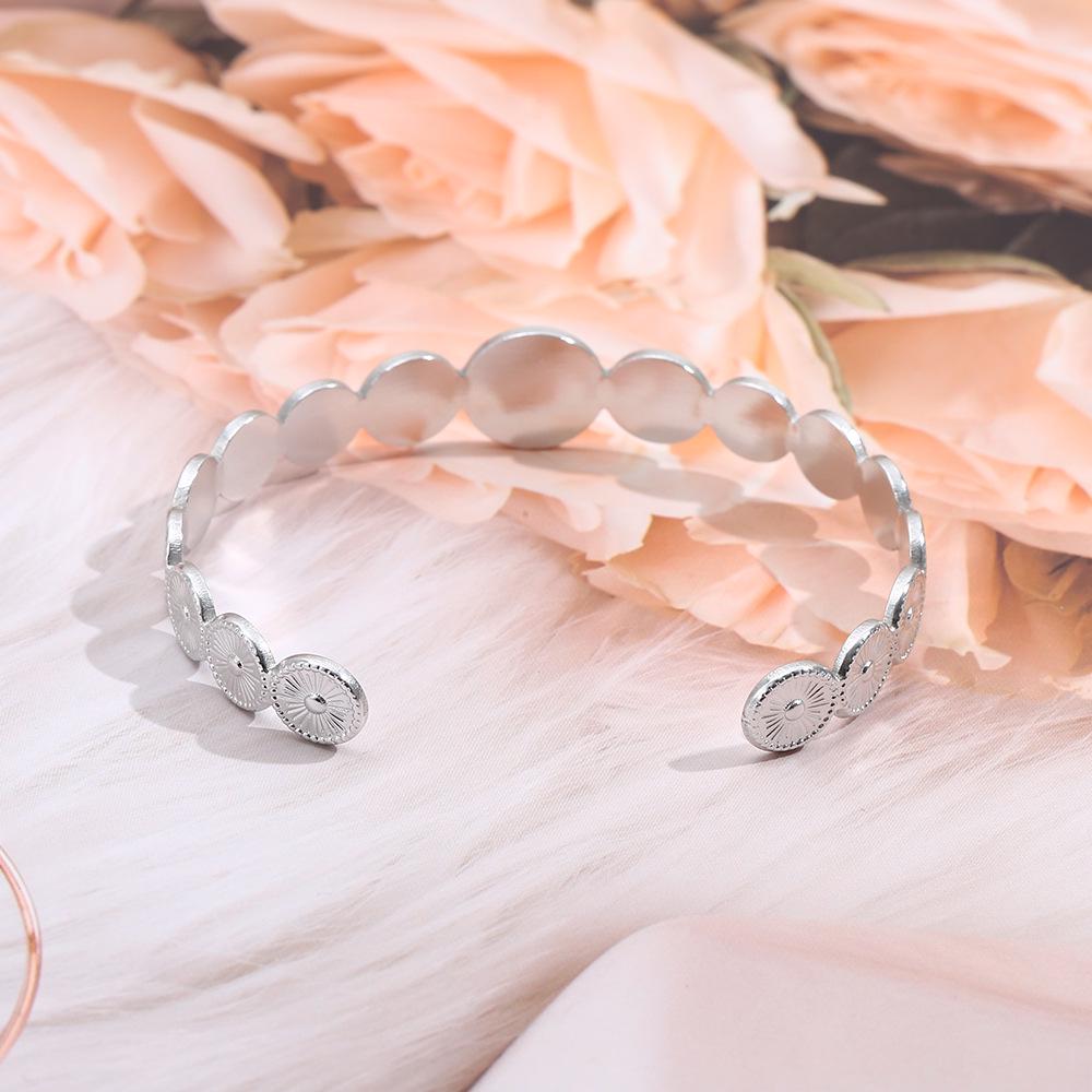 Алюминиевый Невыцветающий Модный Металлический Браслет - Элегантный Ins Стиль, Простой и Легкий Дизайн Роскоши серебряный