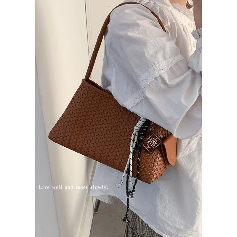 Retro woven high-end sense niche single shoulder tote bag women's 2025 new versatile large-capacity commuter underarm bag