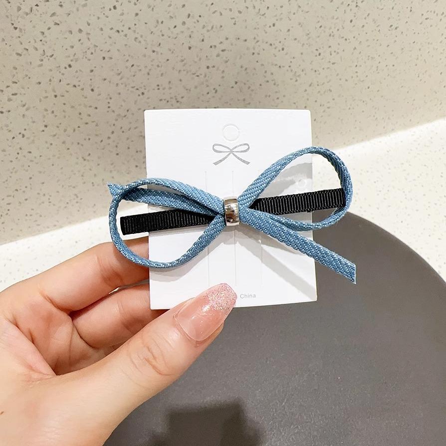 Blaue Schleife Kleine Entenschnabelklemme mit Streamer zum Haarstyling