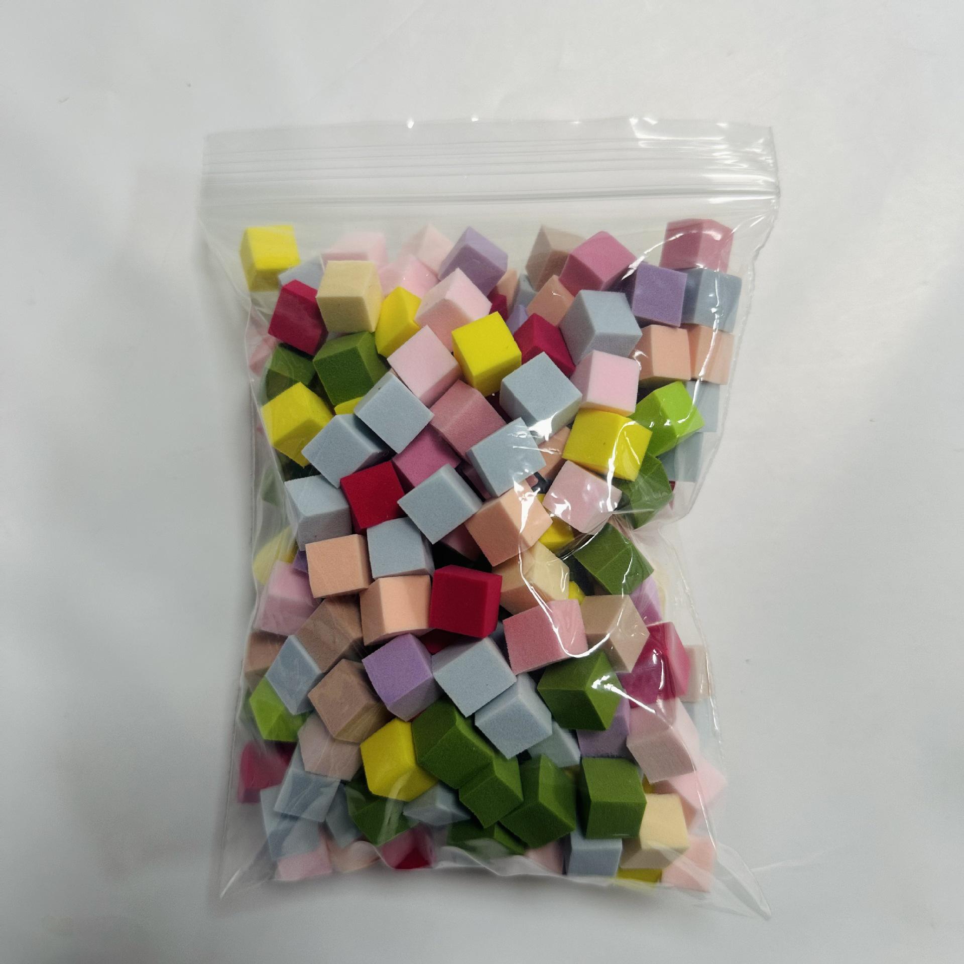 

Блок-губка для градиентного нейл-арта: Мини-квадрат 1 см с растушевкой омбре и специальной кистью.