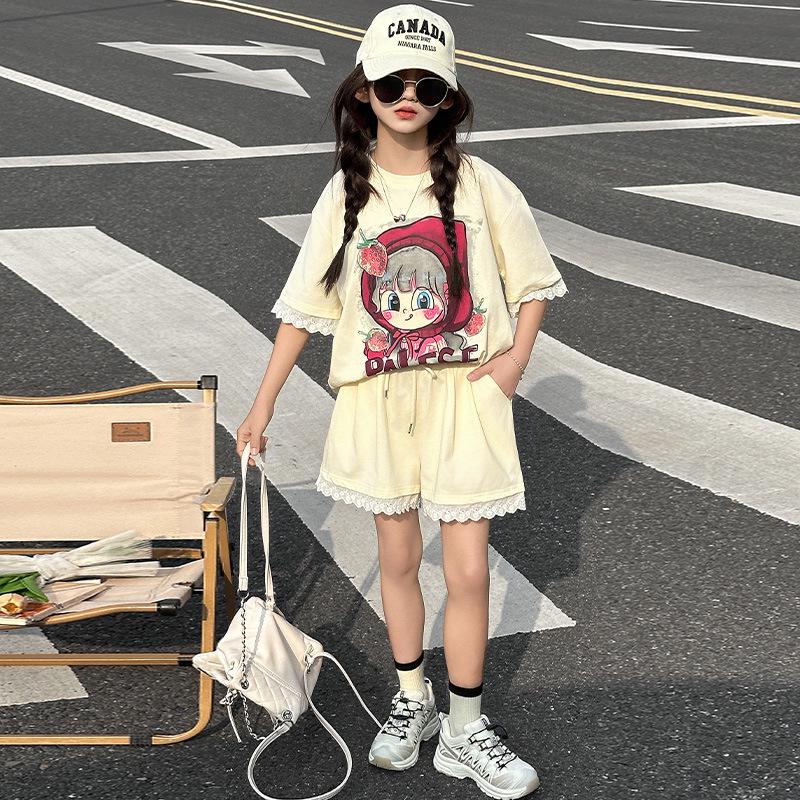 

Летний комплект для девочек 2025 года: мультяшная футболка с кружевом и шорты 130 cm бежевый