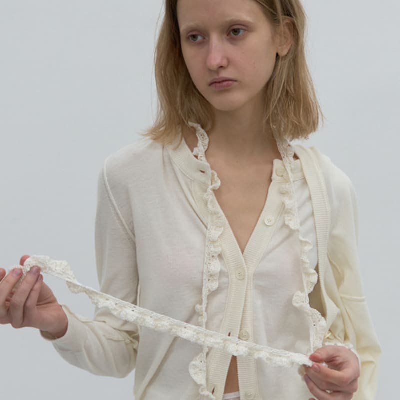 

NOTHINGEVERYTHING HANDCRAFTED RUFFLE SCARF in IVORY IVORY