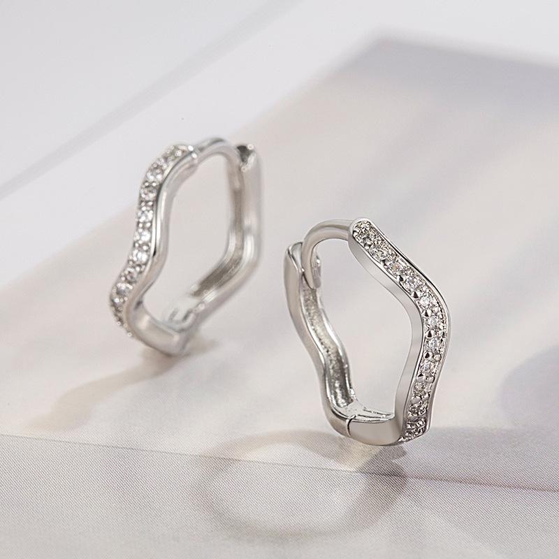 2023 Trendige Unregelmäßige Verdrehte Ohrringe für Frauen: High-End Kalter Stil