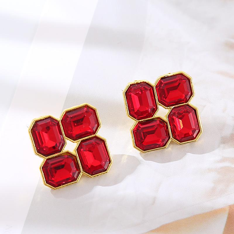 

European American Retro Rhinestone Geometric Square Earrings: High-End Personality Studs for Women червоний