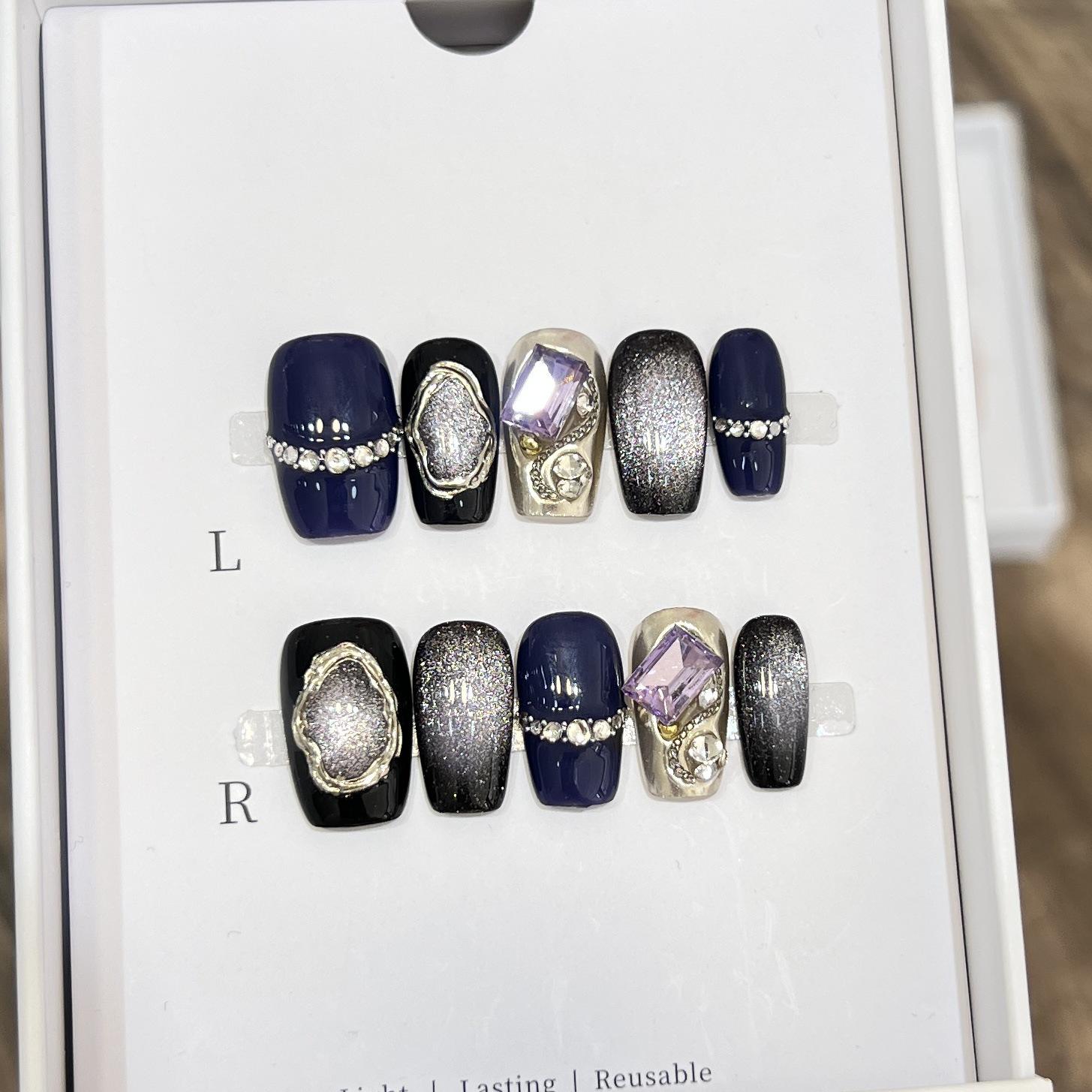 

Темно-звездные глаза: Накладные ногти ручной работы - Милый и крутой кошачий глаз с яркими фиолетовыми бриллиантовыми съемными элементами Large (L)