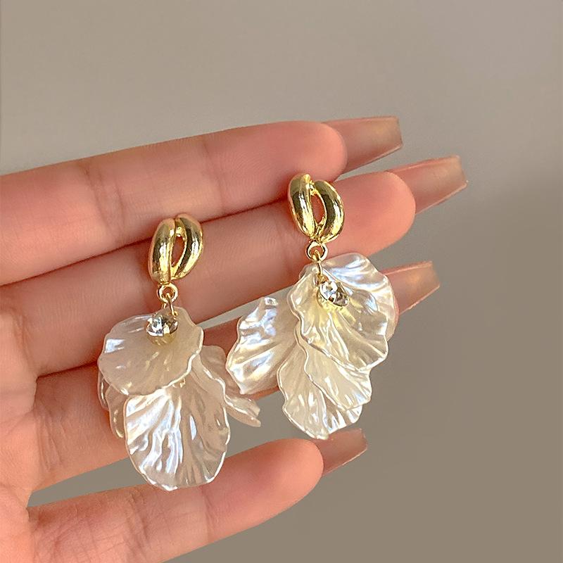 

White Acrylic Petals Pendants Hanging Earrings for Women Lovely Multi-layers Flower Dangle Earrings 2025 new in fashion Zircon