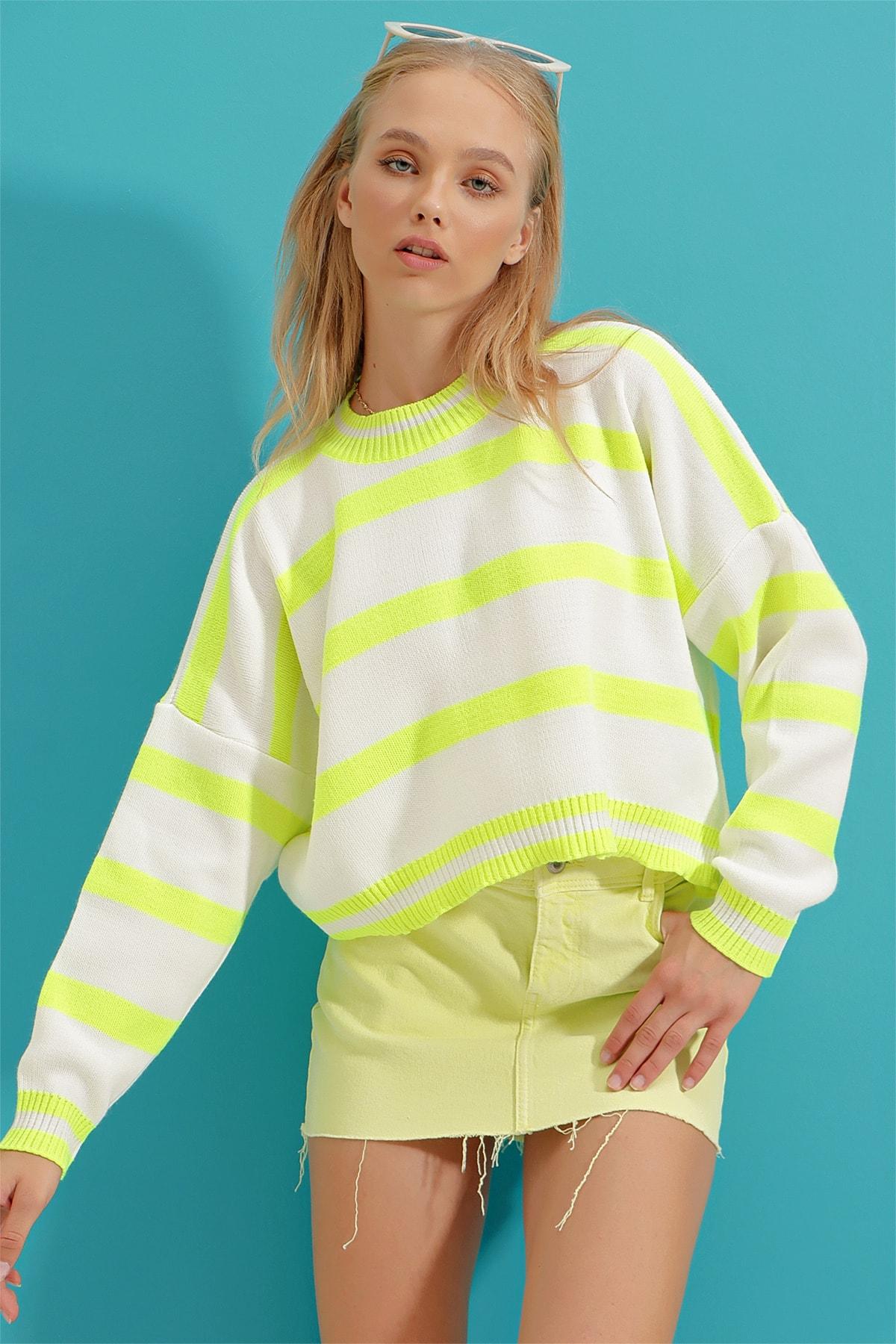 

Женский неоново-зеленый свитшот оверсайз в полоску с круглым вырезом ALC-X9277..