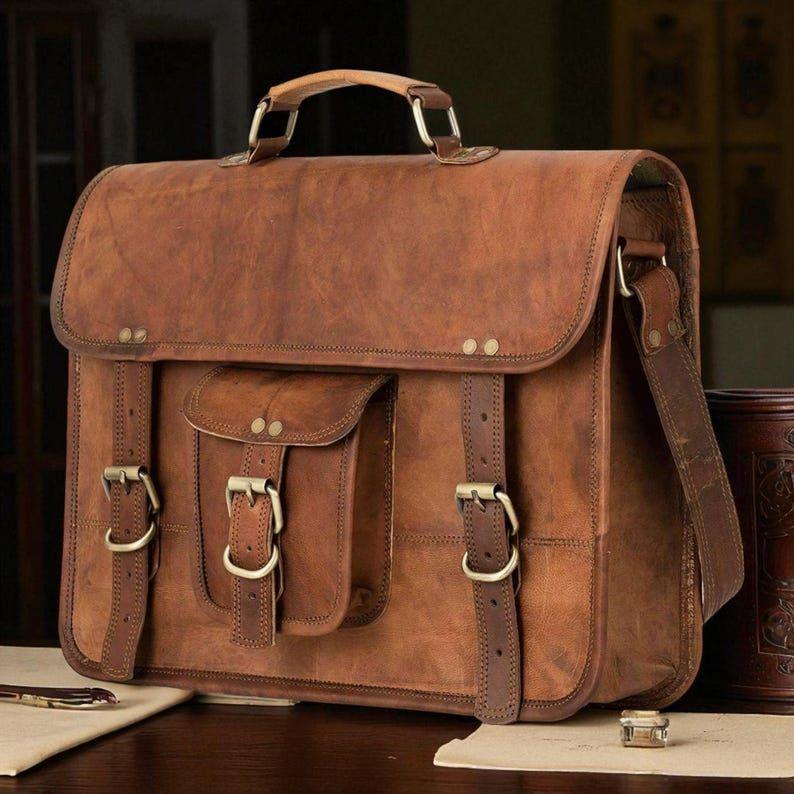 

Портфель-мессенджер из натуральной кожи ручной работы – Портфель для ноутбука из кожи полного зерна с латунными пряжками, несколькими отделениями и съемным ремнем 15 x 11 x 4 in