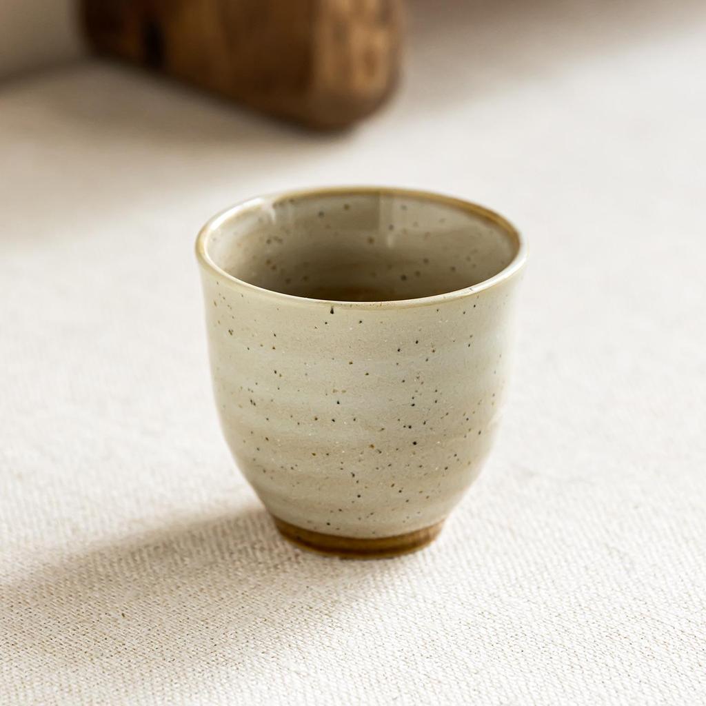 Ručně malovaný japonský keramický hrnek na čaj bez ucha s sezamovou glazurou