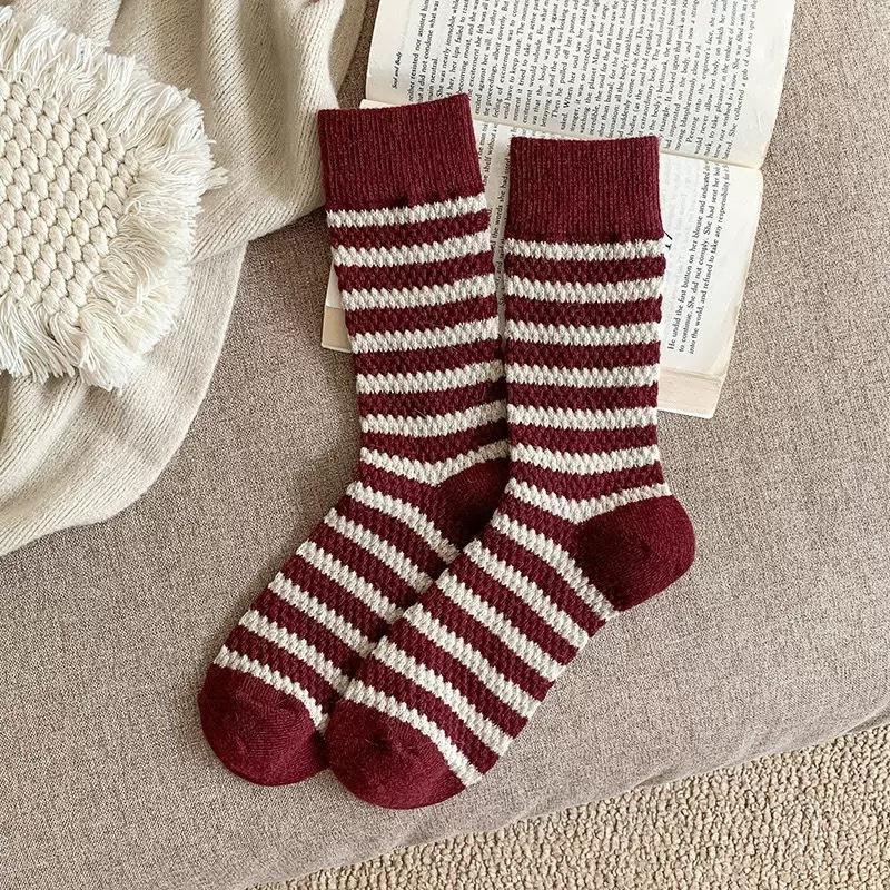 

Женские осенне-зимние утолщенные бархатные теплые полосатые носки-трубы 1 pair