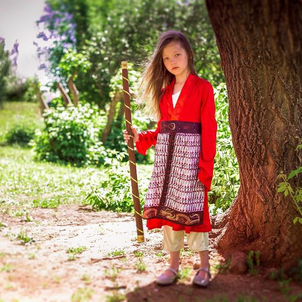 Dívčí cosplay kostým Mulan z hraného filmu na Halloween