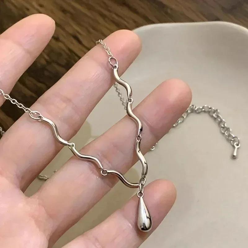 New Fashion Simple Metal Wrinkled Stereoscopic Flowers Pendant Necklace for Women Charm Temperament Clavicle Chain Party Jewelry