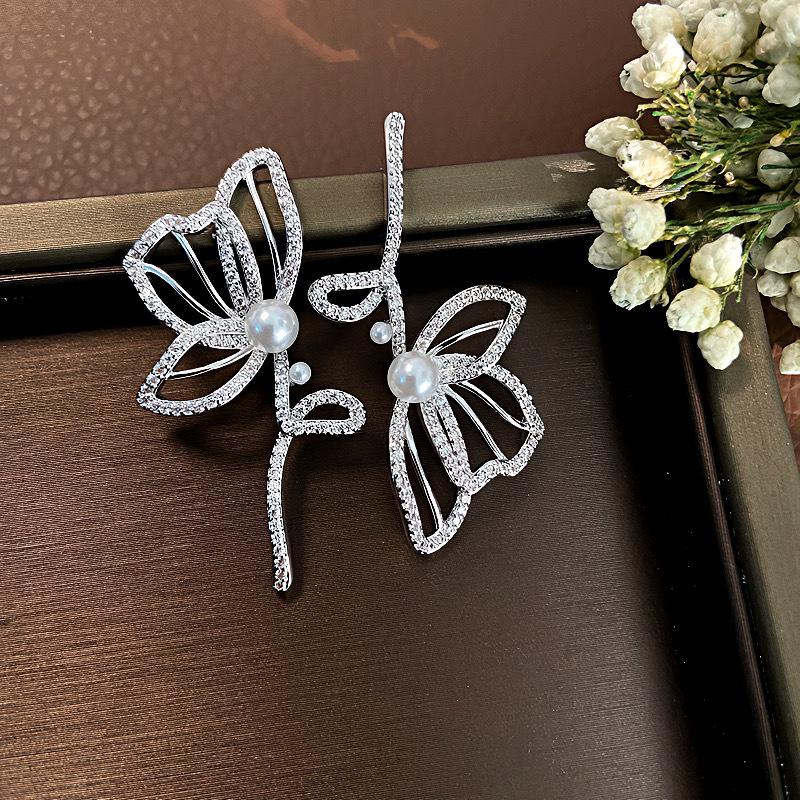 

Асимметричные серьги-бабочки в корейском стиле с жемчугом и цирконами из серебра S925