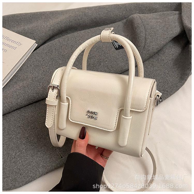 

Niche design texture women s 2025 new fashion retro versatile solid color portable small square bag shoulder messenger bag белый