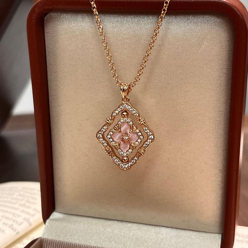 French Antique High-End Sense Versatile Rotating Double-Sided Four-Leaf Clover White Shell Necklace Light Luxury Design Court Style Collarbone Chain