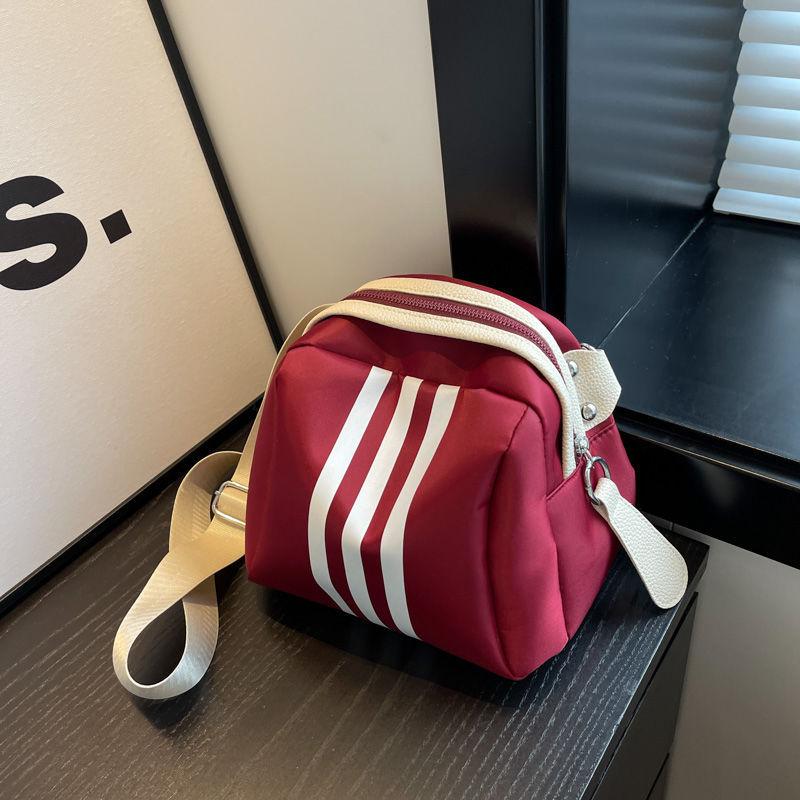 

Casual nylon cloth bag women s summer 2025 new niche design shell bag lightweight and versatile large-capacity messenger bag красный