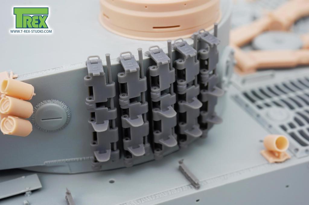 T-rex Studio 1/35 WWII German Tiger I Heavy Tank Early/Mid Production Spare Track Holder Set (10 pieces/20 non-slip tracks included) Plastic Model Par