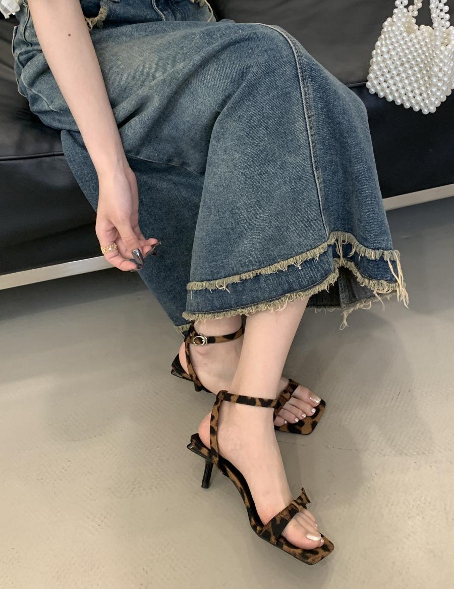 

One-word French red high heels women s summer simple retro square head thick heel patent leather not tired feet open-toed sandals 40 цветной печати леопарда