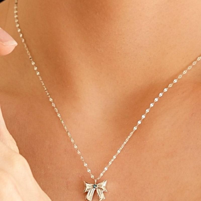 

BELLOOGGI Blue diamond ribbon necklace free