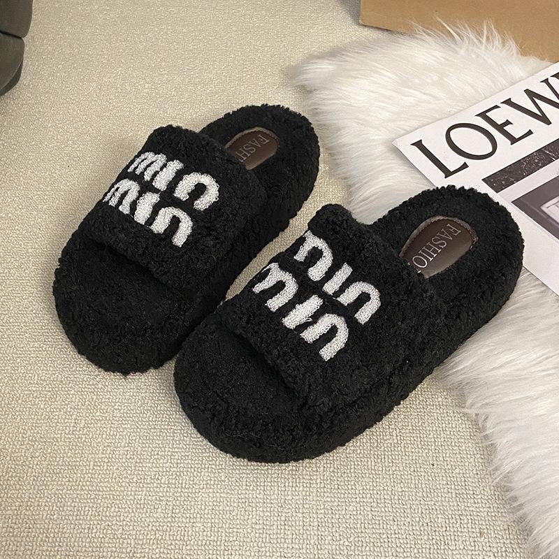 2025 höst och vinter internetkändis alfabet mode mångsidiga fluffiga tofflor dam bär en-ords tofflor trendiga skor plattform bomullstofflor