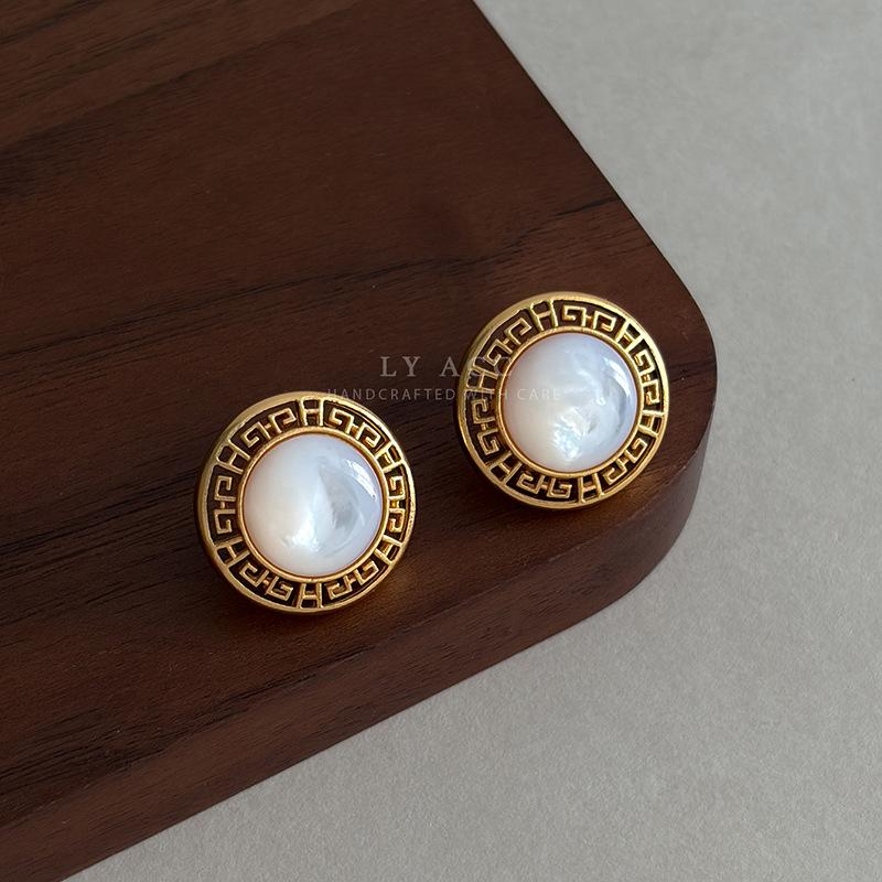 Chinese-style paper pattern relief round Fritillary stud earrings, national style retro design, commuting new Chinese-style wear light luxury earrings