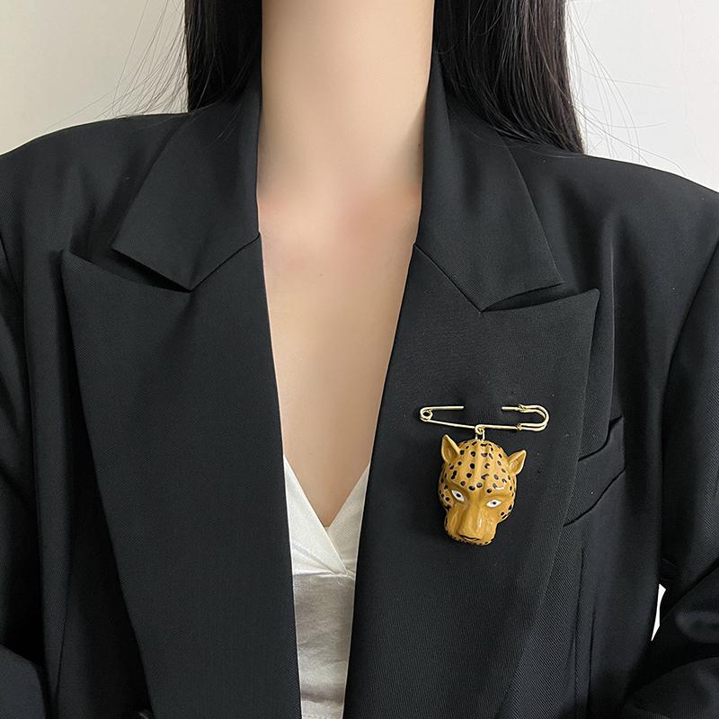 Elegant Enamel Leopard Head Brooch For Women Luxury Vintage Queen Style Pin Accessory Daily Party Accessory
