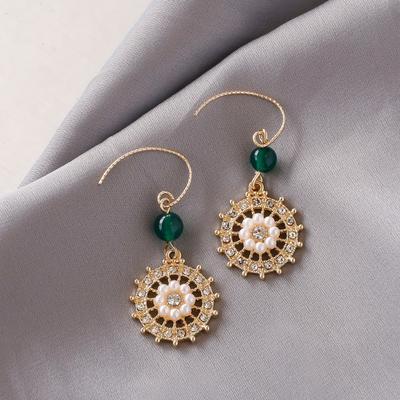 Lucky Disc Slightly Inlaid Pearl Earrings Women's French Retro Temperament Ear Hook Elegant Light Luxury High-end Earrings