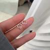 Minimalistische S925 Sterling Silber Schleifenohrringe – High-End Nischen-Design für Ohrpiercing.