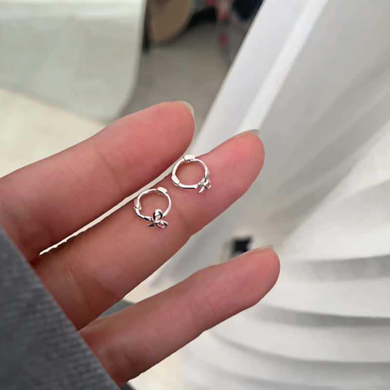 Minimalistische S925 Sterling Silber Schleifenohrringe – High-End Nischen-Design für Ohrpiercing.