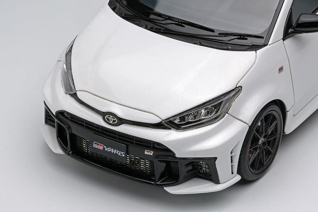 Maquilhagem EIDOLON Escala Toyota GR Yaris RZ Alto Desempenho 2024 Acabamento Mica Branco Pérola Platina EM762B 1/43 (Modelo finalizado)
