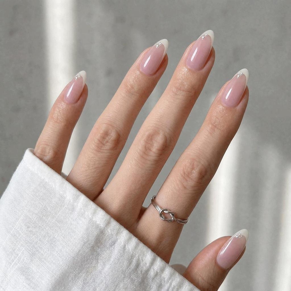 Hochwertige tragbare künstliche Nägel im Mandel-Nude-French-Stil – mittellange und lange Nagelspitzen