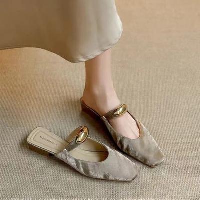 Mode Damenschuhe 2025 Neue Damen Hausschuhe Mode Metalldekoration Eckige Zehenpartie Niedriger Absatz Elegante Sandalen Klassiker Alltags-Kleid-Hausschuhe