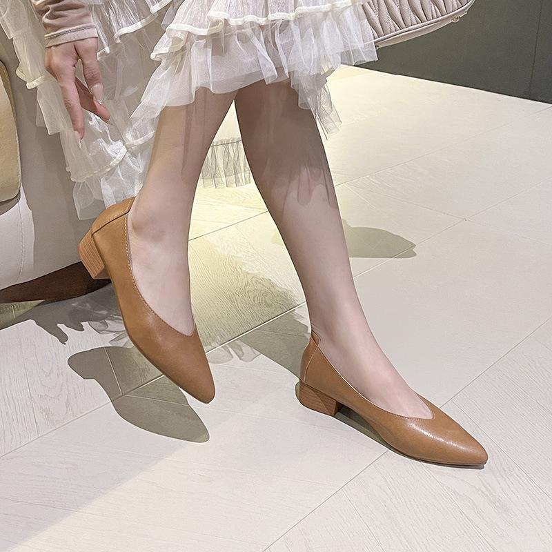 Leather grandma shoes thick heel pointed single shoes women's middle heel 2025 new spring and autumn versatile soft leather shallow mouth high heels